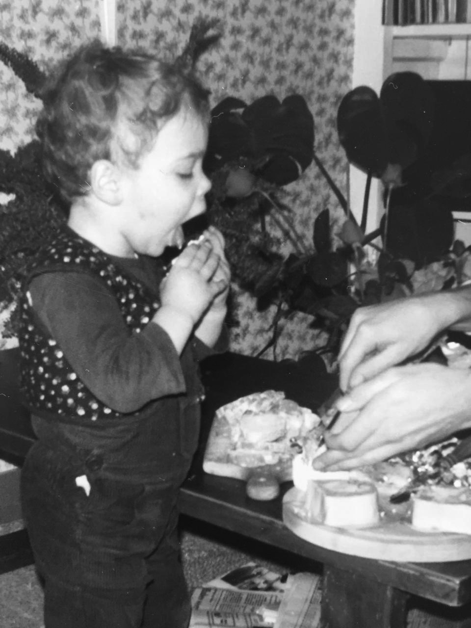 Lilian als peuter met camembert