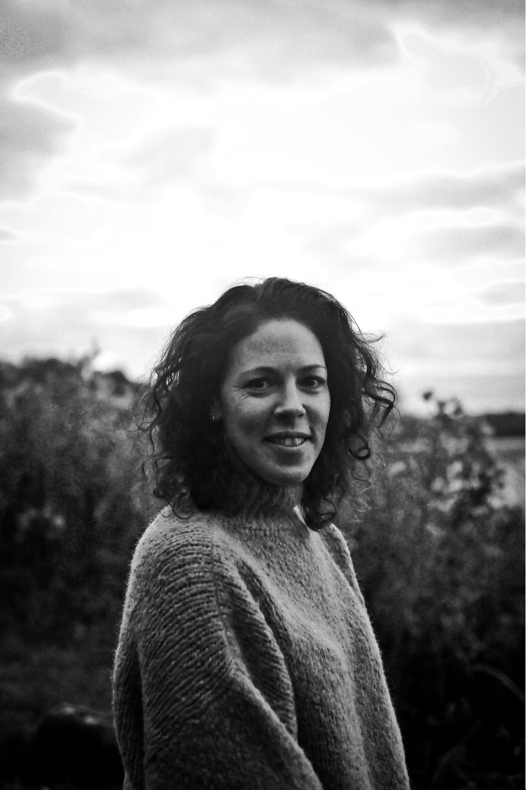Zwart-wit portret van Lilian buiten