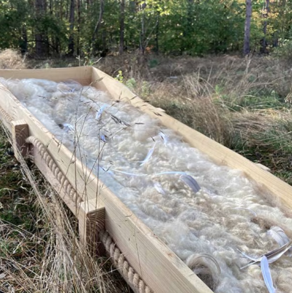 Houten kist met zachte bekleding in de natuur